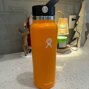 HYDRO FLASK 40oz bottle with 2 lids